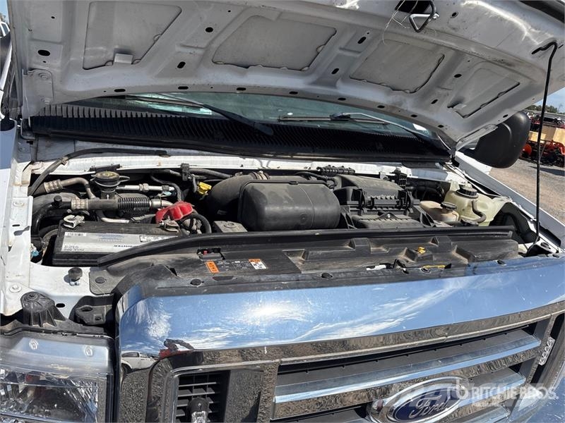 Ford on Ford E-350 Super Duty 4x2 Bucket Truck Camion nacelle