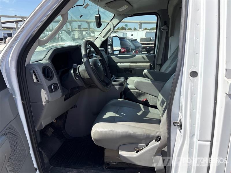 Ford on Ford E-350 Super Duty 4x2 Bucket Truck Camion nacelle