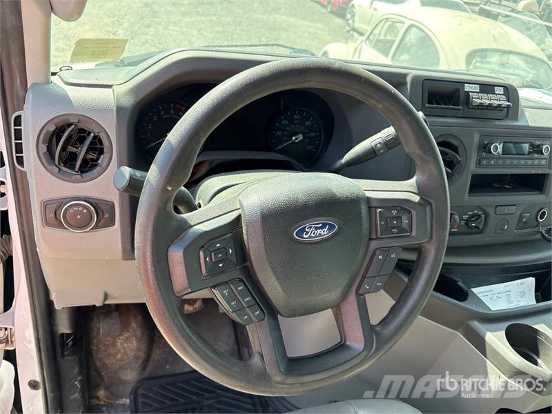 Ford on Ford E-350 Super Duty 4x2 Bucket Truck Camion nacelle
