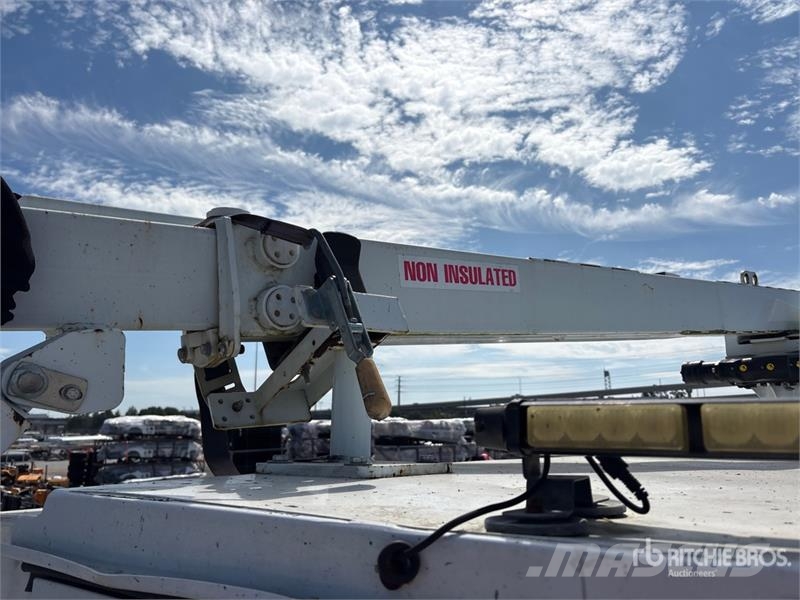 Ford on Ford E-350 Super Duty 4x2 Bucket Truck Camion nacelle