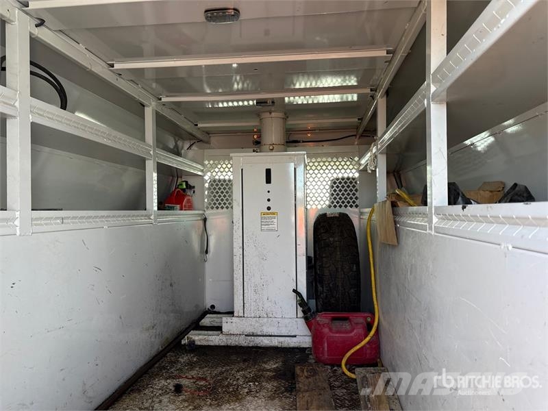 Ford on Ford E-350 Super Duty 4x2 Bucket Truck Camion nacelle