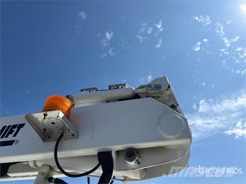 Ford on Ford E-350 Super Duty 4x2 Bucket Truck Camion nacelle
