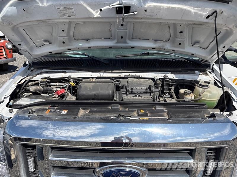 Ford on Ford E-350 Super Duty 4x2 Bucket Truck Camion nacelle