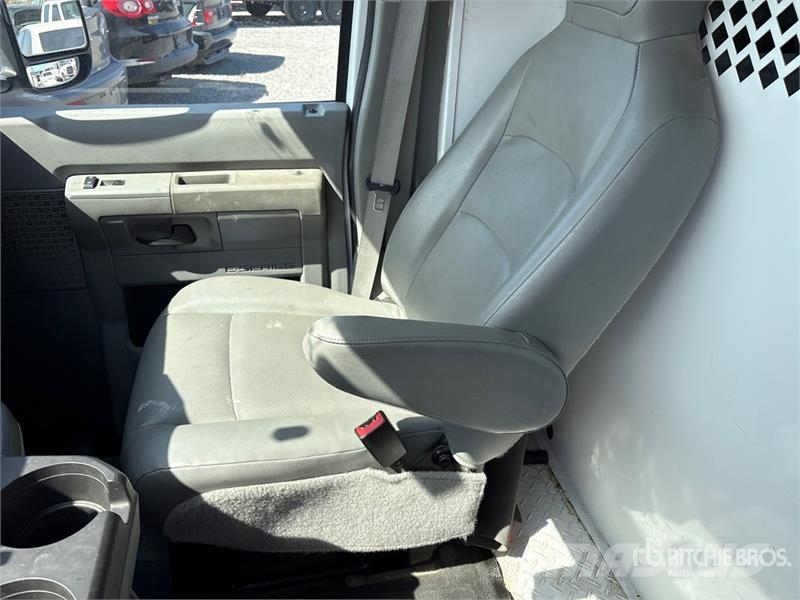 Ford on Ford E-350 Super Duty 4x2 Bucket Truck Camion nacelle