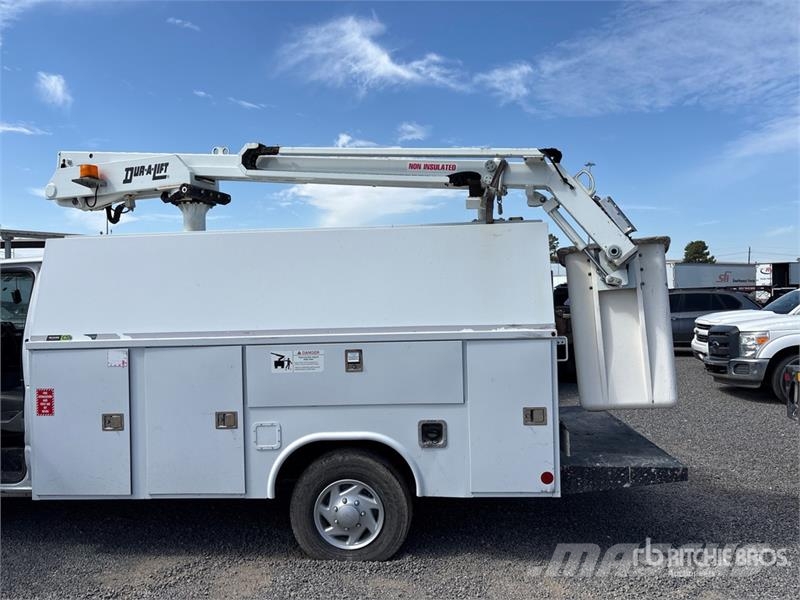 Ford on Ford E-350 Super Duty 4x2 Bucket Truck Camion nacelle