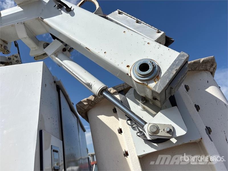 Ford on Ford E-350 Super Duty 4x2 Bucket Truck Camion nacelle