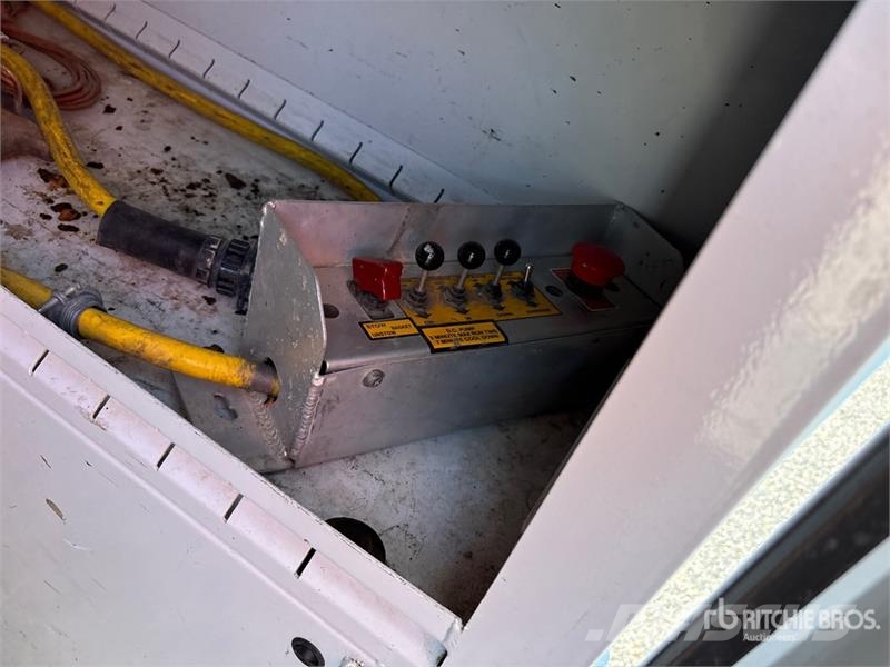 Ford on Ford E-350 Super Duty 4x2 Bucket Truck Camion nacelle