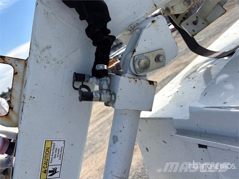 Ford on Ford E-350 Super Duty 4x2 Bucket Truck Camion nacelle