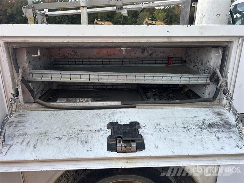 Ford on Ford F-550 Super Duty XL 4x2 Crew Cab Bucket Tr トラック高所作業車