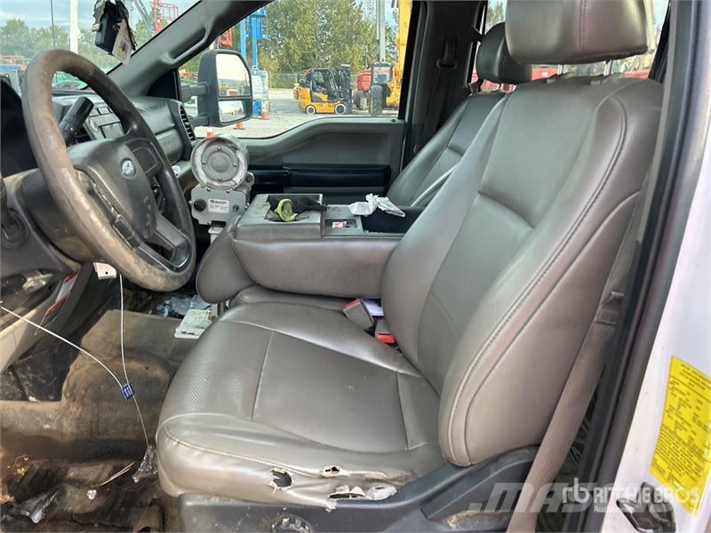 Ford on Ford F-550 Super Duty XL 4x2 Crew Cab Bucket Tr トラック高所作業車