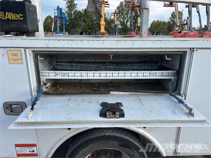 Ford on Ford F-550 Super Duty XL 4x2 Crew Cab Bucket Tr トラック高所作業車