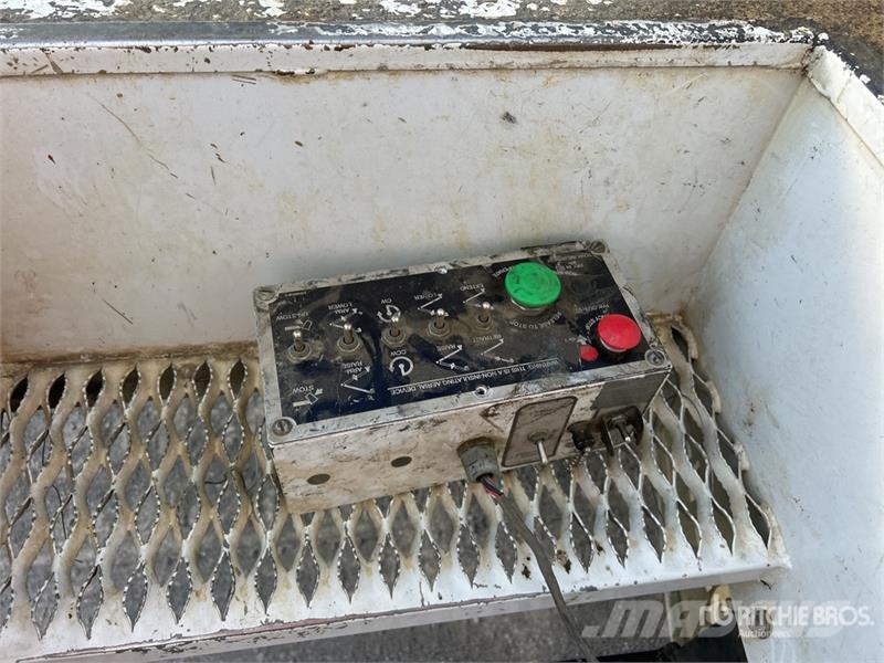 Ford on Ford F-550 Super Duty XL 4x2 Crew Cab Bucket Tr トラック高所作業車
