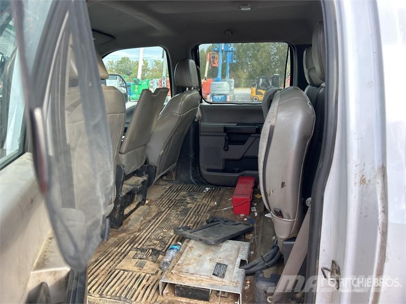 Ford on Ford F-550 Super Duty XL 4x2 Crew Cab Bucket Tr トラック高所作業車