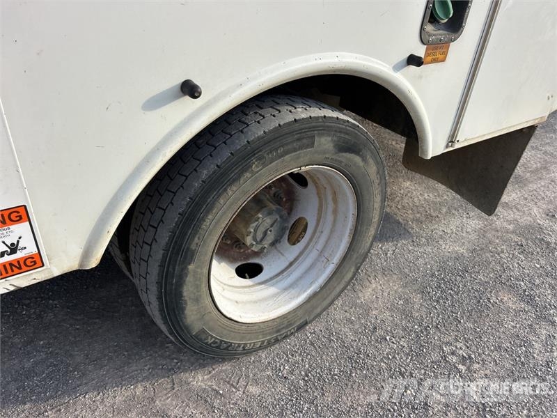 Ford on Ford F-550 Super Duty XL 4x2 Crew Cab Bucket Tr トラック高所作業車