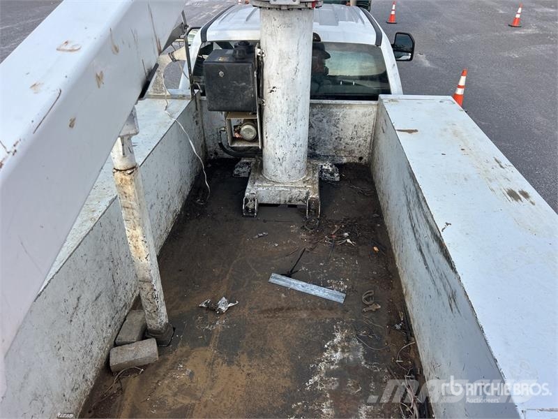 Ford on Ford F-550 Super Duty XL 4x2 Crew Cab Bucket Tr トラック高所作業車