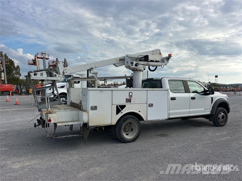 Ford on Ford F-550 Super Duty XL 4x2 Crew Cab Bucket Tr トラック高所作業車