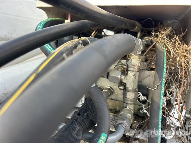 Ford on Ford F-550 Super Duty XL 4x2 Crew Cab Bucket Tr トラック高所作業車
