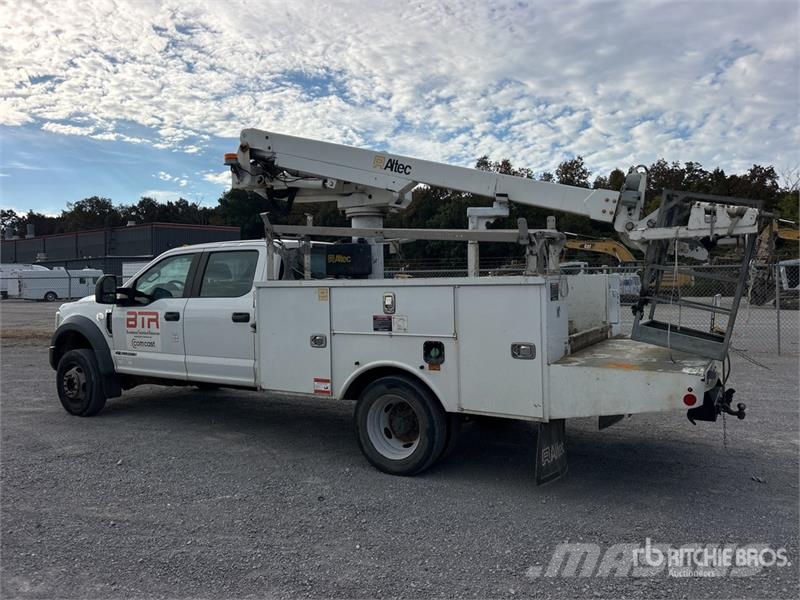 Ford on Ford F-550 Super Duty XL 4x2 Crew Cab Bucket Tr トラック高所作業車