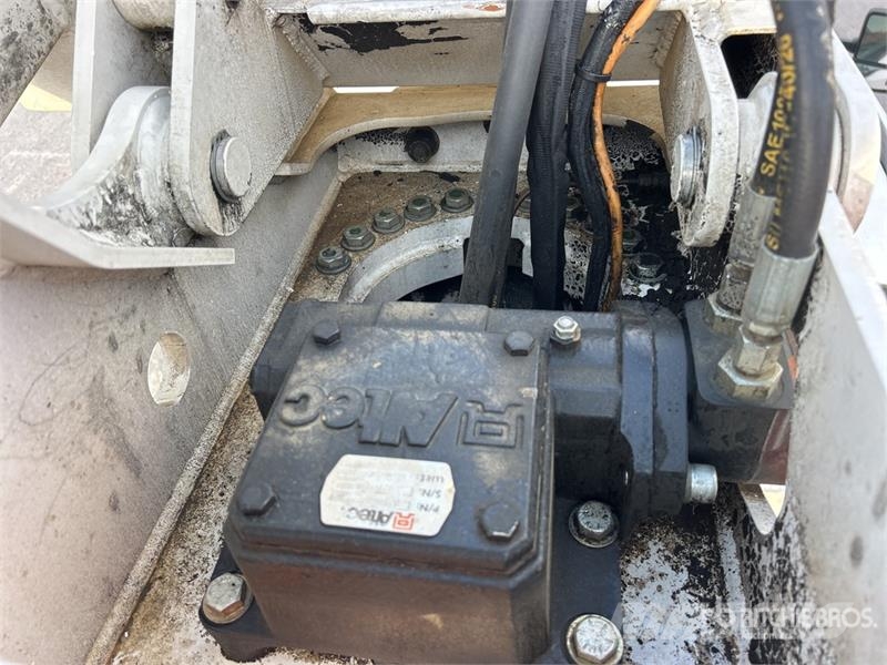 Ford on Ford F-550 Super Duty XL 4x2 Crew Cab Bucket Tr トラック高所作業車