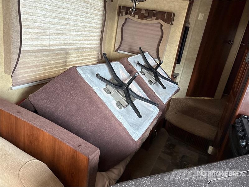 Forest River Crusader 30 ft T/A Travel Trailer Citas piekabes
