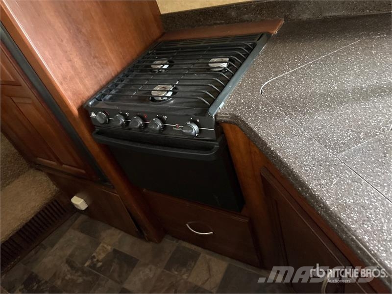 Forest River Crusader 30 ft T/A Travel Trailer Citas piekabes