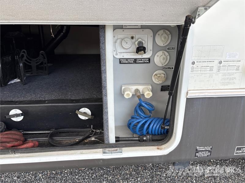 Forest River Crusader 30 ft T/A Travel Trailer Citas piekabes