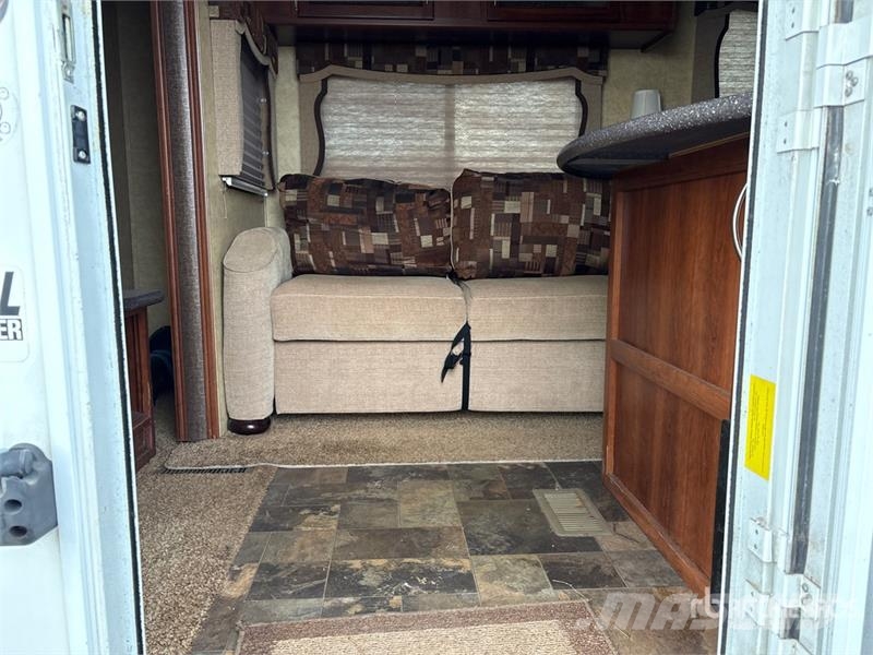 Forest River Crusader 30 ft T/A Travel Trailer Citas piekabes