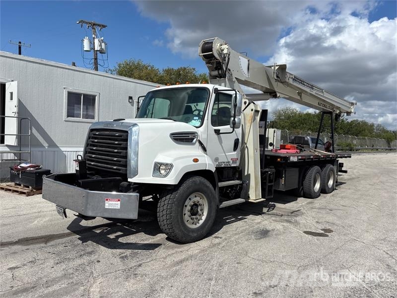 Freightliner 108SD Boom Truck Автокрани