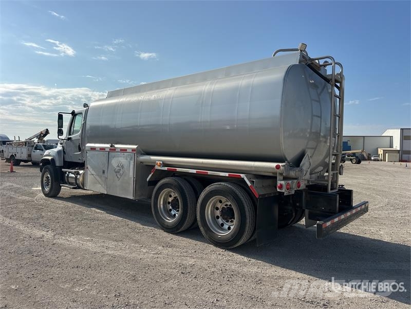 Freightliner 114SD 4000 gal 6x4 Fuel Truck Вантажівки-цистерни