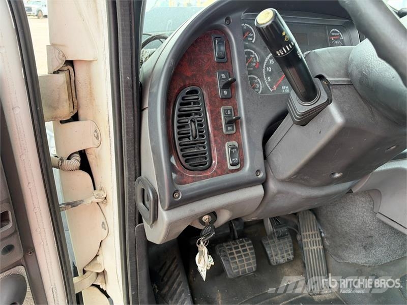Freightliner 114SD 6x4 6x4 Car Carrier Truck Evakuatori