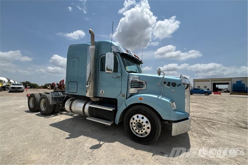 Freightliner 122SD 6x4 T/A Sleeper Truck Tractor Trekkvogner