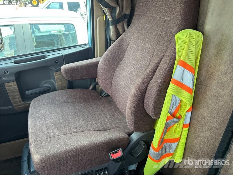 Freightliner 122SD 6x4 T/A Sleeper Truck Tractor Trekkvogner