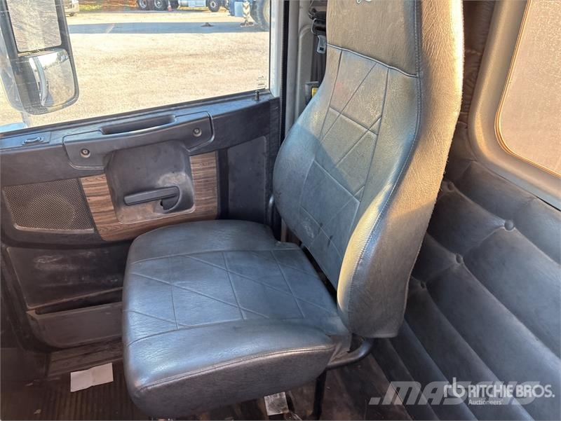 Freightliner 122SD 6x4 T/A Day Cab Truck Tractor Tractores (camiões)
