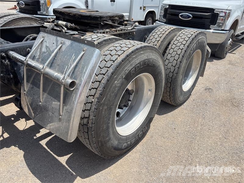 Freightliner 122SD 6x4 T/A Sleeper Truck Tractor Trekkvogner