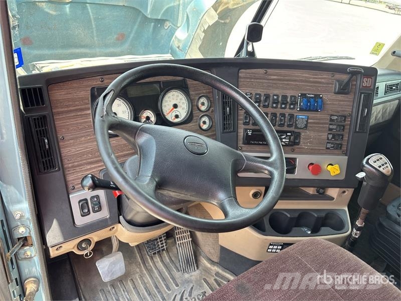 Freightliner 122SD 6x4 T/A Sleeper Truck Tractor Trekkvogner