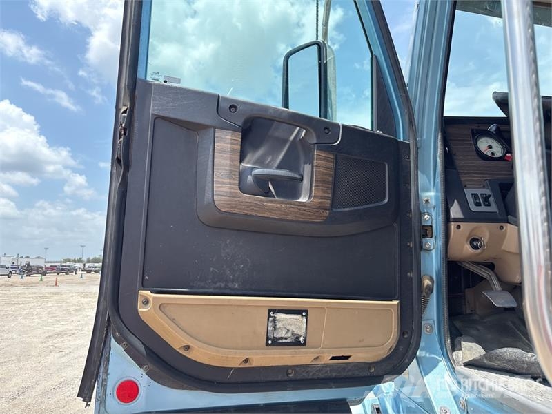 Freightliner 122SD 6x4 T/A Sleeper Truck Tractor Trekkvogner