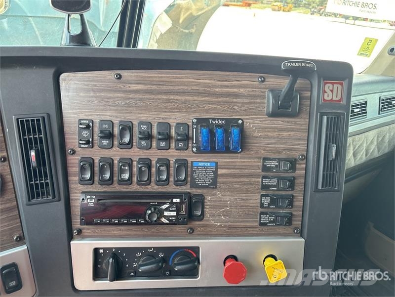 Freightliner 122SD 6x4 T/A Sleeper Truck Tractor Trekkvogner