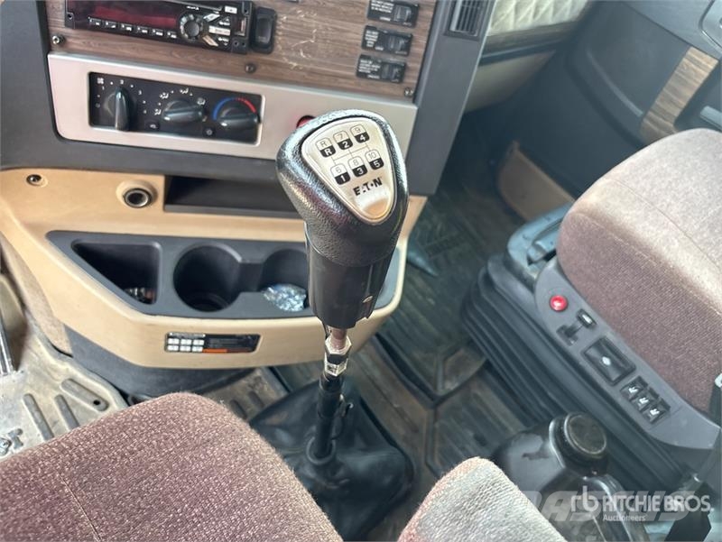 Freightliner 122SD 6x4 T/A Sleeper Truck Tractor Trekkvogner