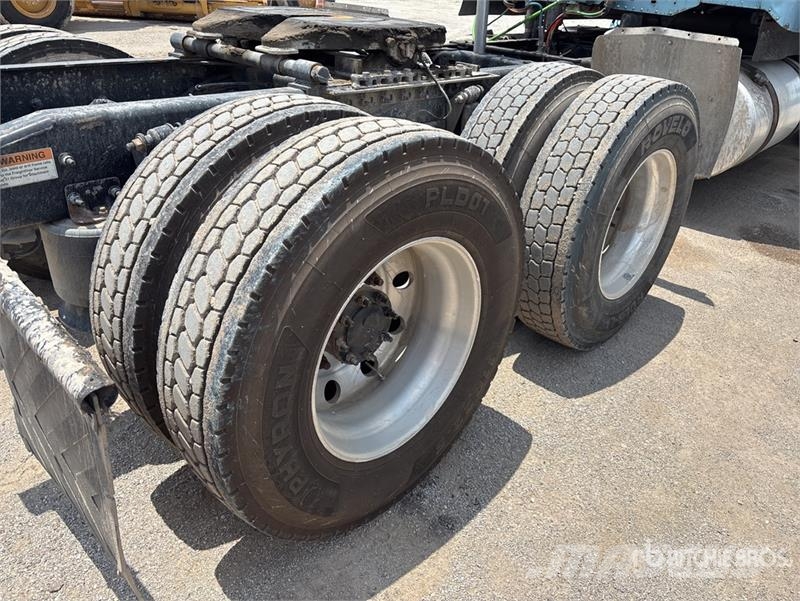 Freightliner 122SD 6x4 T/A Sleeper Truck Tractor Trekkvogner