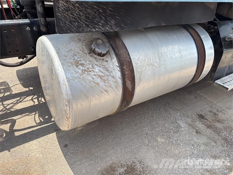 Freightliner 122SD 6x4 T/A Sleeper Truck Tractor Trekkvogner