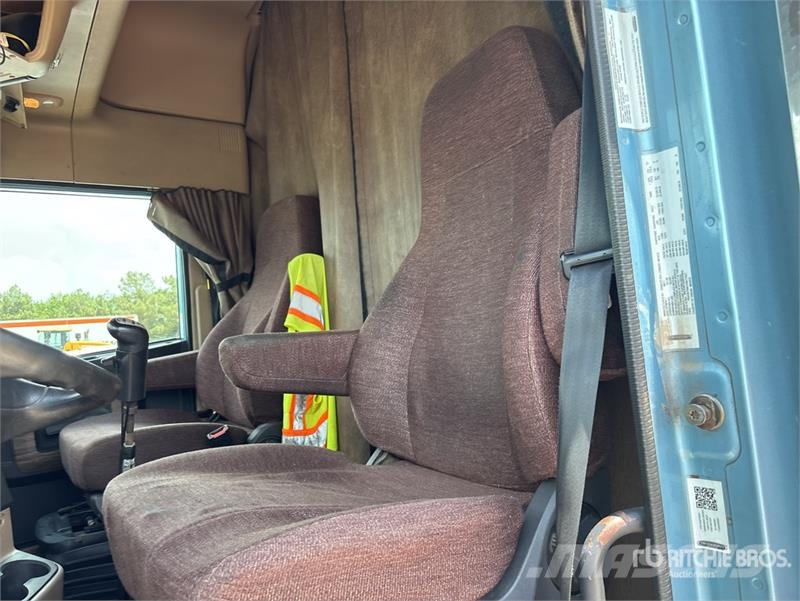 Freightliner 122SD 6x4 T/A Sleeper Truck Tractor Trekkvogner