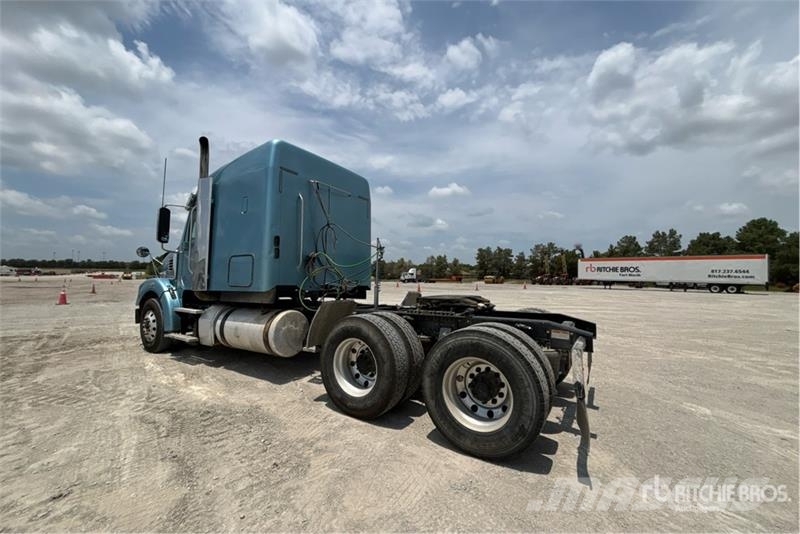 Freightliner 122SD 6x4 T/A Sleeper Truck Tractor Trekkvogner