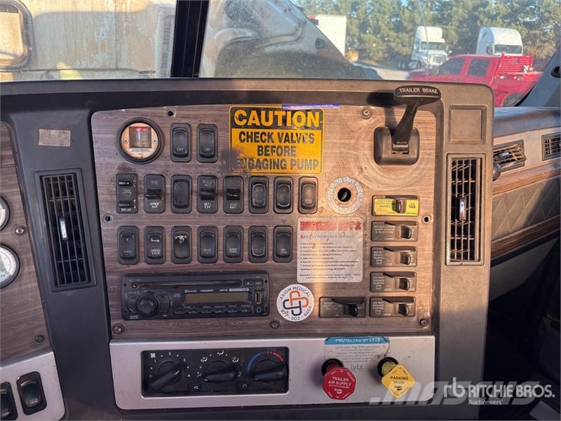 Freightliner 122SD 6x4 T/A Day Cab Truck Tractor Tractores (camiões)