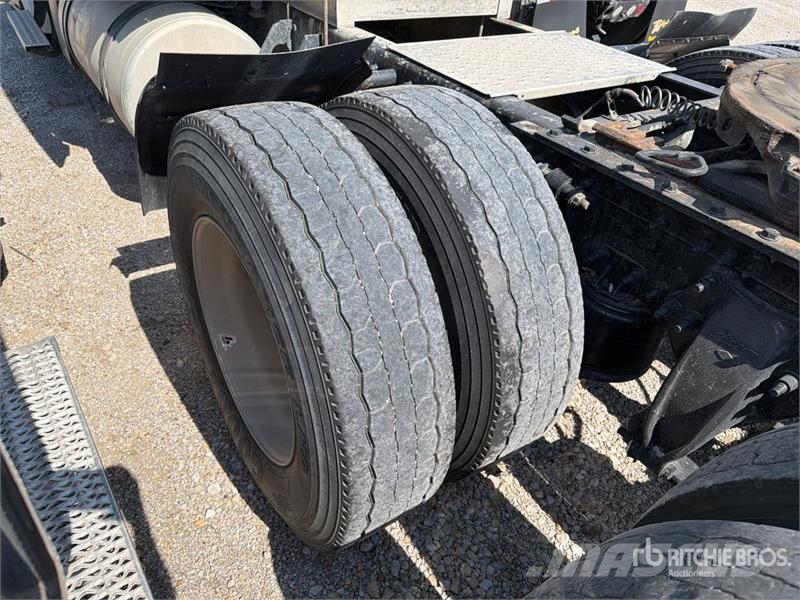 Freightliner 6x4 T/A Sleeper Truck Tractor Vlačilci