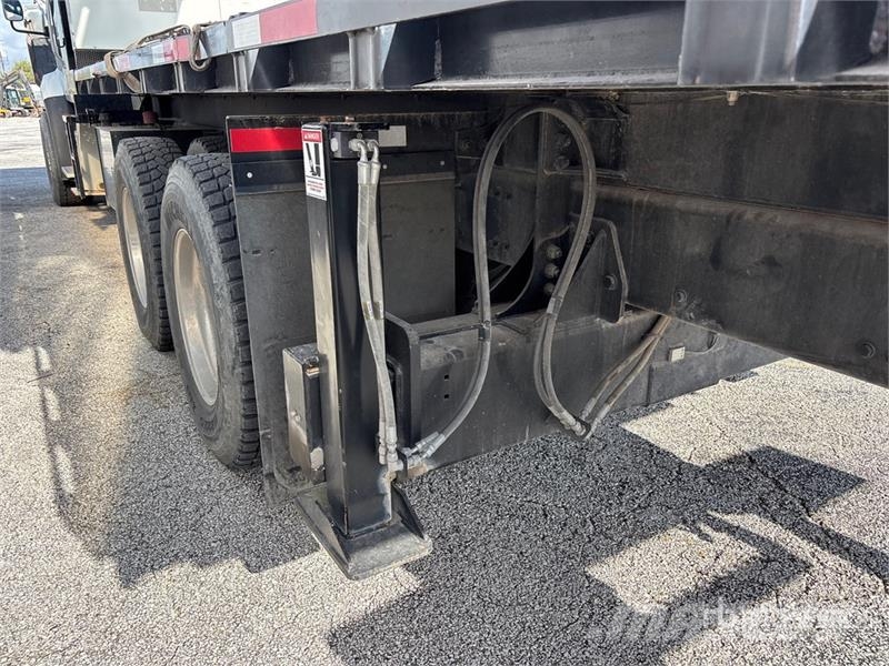 Freightliner 900A 52000 lb Straight Boom on Freightliner 108SD Autožeriavy, hydraulické ruky