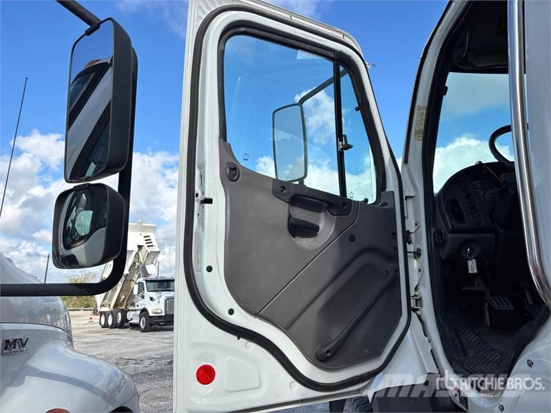 Freightliner 900A 52000 lb Straight Boom on Freightliner 108SD Autožeriavy, hydraulické ruky