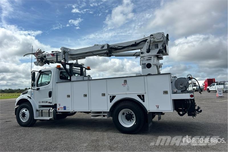 Freightliner C4047 on Freightliner M2 106 4x2 Digger Derrick Tr Fahrzeug mit mobiler Bohranlage