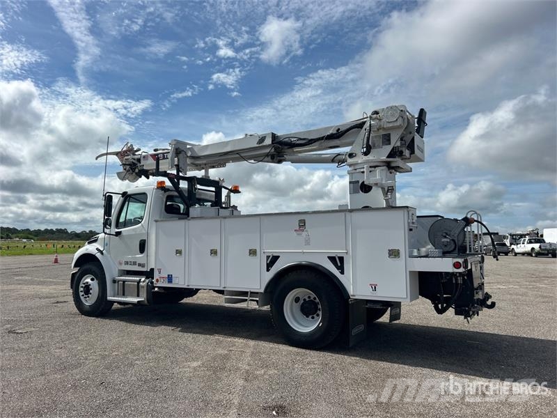 Freightliner C4047 on Freightliner M2 106 4x2 Digger Derrick Tr شاحنات المعدات  المحمولة لحفر الآبار
