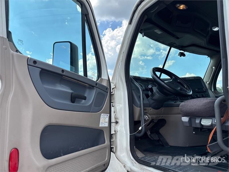 Freightliner Cacadia 113 6x4 T/A Day Cab Truck Tractor Tractor Units