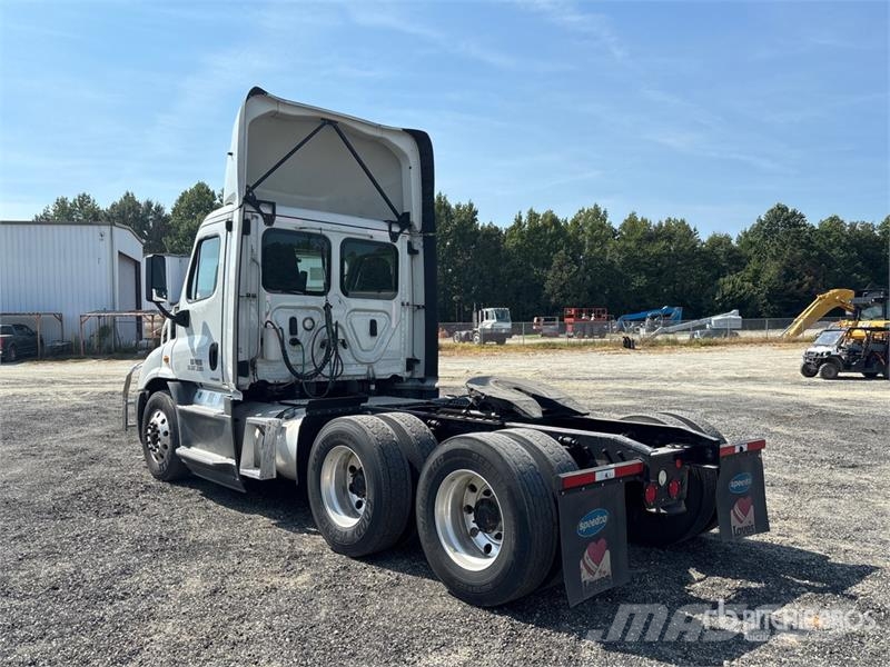 Freightliner Cacadia 113 T/A Day Cab Truck Tractor Влекачи